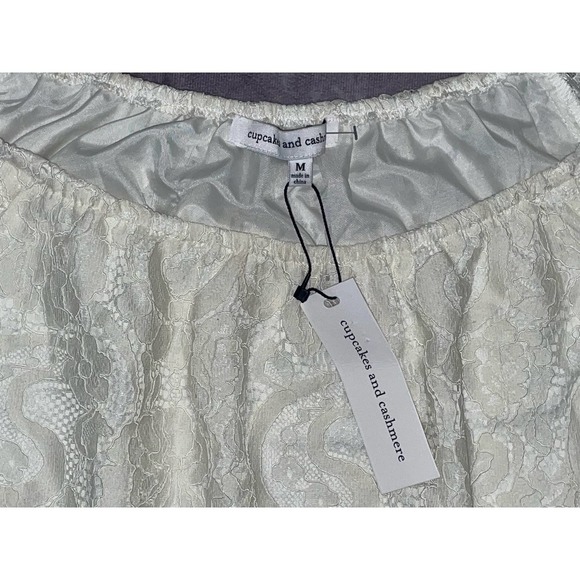 Cupcakes And Cashmere Women Size M NEW Floral Embroidered Scoop Neck Blouse - Picture 3 of 4